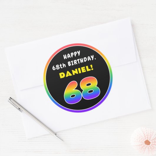 68e verjaardag: kleurrijke regenboog # 68, aangepa ronde sticker (Envelop)