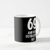 69 en nog steeds schandalige warme 69ste mannen op koffiemok (Voorkant rechts)
