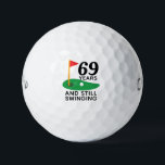69 jaar en nog steeds swingend Funny 69e verjaarda Golfballen<br><div class="desc">Vier 69 jaar leven en een liefde voor golf met deze "69 jaar en nog steeds swingend" golfballen! Een leuk en ondeugend cadeau voor elke golfliefhebber die 69 wordt en nog steeds geniet van zijn tijd op de baan. Perfect voor verjaardagen, pensioenfeestjes, of iedereen die trots is om zijn swing...</div>