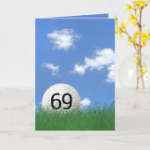 69e verjaardag, golfbal in gras kaart (Gele Bloem)