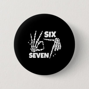 6 7 Meme Grappige Skelet Handen Halloween Koppels  Ronde Button 5,7 Cm