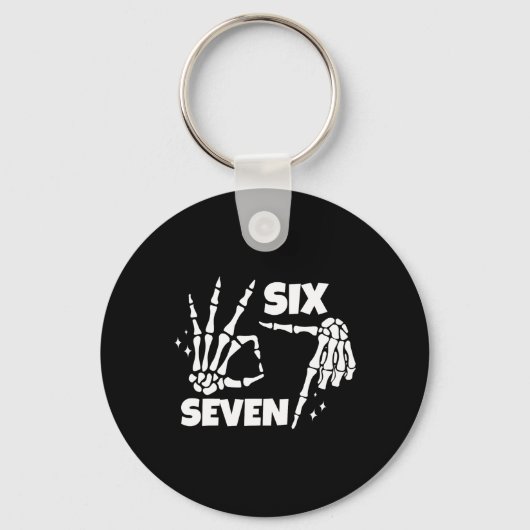 6 7 Meme Grappige Skelet Handen Halloween Koppels Sleutelhanger (Voorkant)