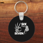 6 7 Meme Grappige Skelet Handen Halloween Koppels Sleutelhanger (Voorkant)