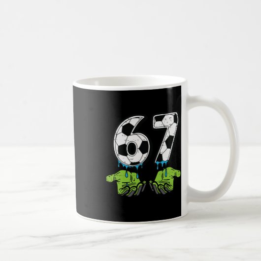6 7 Meme Voetbal Drip Grappig 67 Zes Zeven Kindere Koffiemok (Rechts)