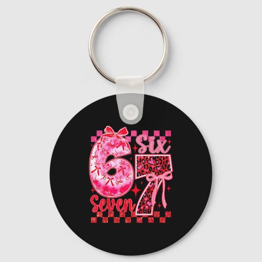 6 7 Six Seven Meme Coquette Strik Leopard Hart Val Sleutelhanger (Voorkant)