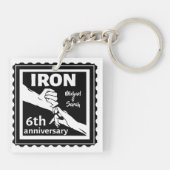 6 ^ e trouwdag traditioneel cadeauijzer sleutelhanger (Achterkant)