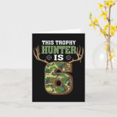 6 jaar oude jager 6e verjaardag van de geboorte De Kaart (Gele Bloem)