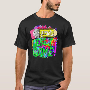 6e klas hier kom ik terug naar school t-shirt