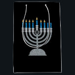 6e nacht van Hanukkah Glitter Medium Gift Bag Cadeauzakje<br><div class="desc">Hanukkah 2022 begint in de avond van zondag 18 december en eindigt in de avond van maandag 26 december</div>