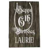 6e verjaardag: Fancy, Faux Wood Kijk + Aangepaste Medium Cadeauzakje (Voorkant)