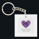 6e verjaardag van de ijzerbruiloft paars hart sleutelhanger<br><div class="desc">Gepersonaliseerde 6 e ijzertrouwdag echtgenoot en echtgenote. Het ontwerp show een paars amethyst hart - de gem voor deze verjaardag. Dit prachtige en romantische ontwerp kan worden aangepast om uw eigen boodschappen en de namen van het paar of de dochter en de zoon in de wet op te nemen. De...</div>