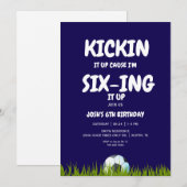 6th Boy's Kickin It Up Blue Soccer Verjaardagsfees Kaart (Voorkant / Achterkant)