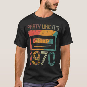 70-70-jaren zeventig-partij, zoals haar 1970 t-shirt