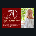 70 and Fabulous Elegant Red 70th Birthday Foto Poster<br><div class="desc">70 and Fabulous Elegant Red 70th Birthday Party Foto Poster. Geweldig bord voor het 70e verjaardagsfeest met een aangepaste foto, inspirerend en grappige quote 70 en fabuleus en tekst in trendy script met een naam. Personaliseer het bord met uw foto, jouw naam en de leeftijd, en maak uw eigen leuke...</div>