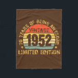 70 'Birthday' decorations Mannen 70th BDay Fleece Deken<br><div class="desc">70 'Birthday Decorations' Mannen 70 mei 1952 'Birthday Gift'. Perfect gift voor je vader,  moeder,  papa,  mannen,  vrouwen,  vriend en familieleden op de dag van de Thanksgiving,  kerstdag,  Moederdag,  vaderdag,  4 juli,  1776 Onafhankelijke dag,  Veteranendag,  Halloween Dag,  Patrick's Day</div>