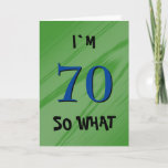 70 Dus wat 70ste Birthday Funny Quote Kaart<br><div class="desc">70 Dus wat 70e verjaardag grappige citaatkaart. Een geweldig wenskaart voor iemand die hun 70ste verjaardag viert. Het komt met een grappig citaat dat ik 70 ben,  en perfect voor iemand met een gevoel van humor. Pas de tekst binnen aan of wissel.</div>