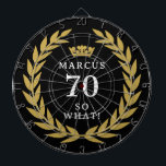70 Dus wat een grappige Laurel Krans Kroon 70e ver Dartbord<br><div class="desc">70 Dus wat een grappige Laurel Krans Kroon 70ste verjaardag Dart Board. Een grappig citaat Ik ben 70 dus wat in moderne vetgedrukte lettertypen. Het ontwerp heeft een lauwerkrans rond de woorden en een kroon boven de aangepaste naam. Voeg jouw namen toe. Een perfect cadeau voor een man met een...</div>