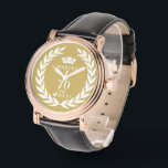 70 Dus wat een grappige Laurel Krans Kroon 70e ver Horloge<br><div class="desc">70 Dus wat een grappige Laurel Krans Kroon 70ste Verjaardag Horloge. Een grappig citaat Ik ben 70 dus wat in moderne vetgedrukte lettertypen. Het ontwerp heeft een lauwerkrans rond de woorden en een kroon boven de aangepaste naam. Voeg jouw namen toe. Een perfect cadeau voor een man met een gevoel...</div>