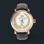 70 Dus wat een grappige Laurel Krans Kroon 70e ver Horloge<br><div class="desc">70 Dus wat een grappige Laurel Krans Kroon 70ste Verjaardag Horloge. Een grappig citaat Ik ben 70 dus wat in moderne vetgedrukte lettertypen. Het ontwerp heeft een lauwerkrans rond de woorden en een kroon boven de aangepaste naam. Voeg jouw namen toe. Een perfect cadeau voor een man met een gevoel...</div>
