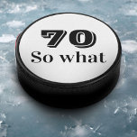 70 dus wat Funny Gezegde 70th Birthday Hockey Puck<br><div class="desc">70 dus wat Funny Gezegde 70th Birthday Hockey Puck. Een grappig en inspirerend citaat in moderne zwarte typografie. Ideaal voor een persoon met een gevoel van humor. U kunt het leeftijdsnummer wijzigen.</div>