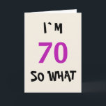 70 dus wat Funny Inspirerend 70th Birthday Kaart<br><div class="desc">70 dus wat grappig Inspirerend 70ste geboortedagkaart. Een grappig gezegde dat ik 70 ben,  dus wat perfect is voor iemand met een gevoel van humor.</div>