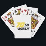 70 dus wat Funny Quote 70th Birthday Pokerkaarten<br><div class="desc">70 dus wat een grappige Quote 70th Birthday Playing Cards. Deze kaarten zijn perfect voor iemand die de 70e verjaardag viert. Grappig en inspirerend citaat 70 dus wat is perfect voor een persoon met een gevoel van humor. Perfect voor een verjaardagscadeau voor een vrouw of man. U kunt het leeftijdsnummer...</div>
