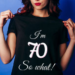 70 dus wat Funny Quote 70th Birthday T-shirt<br><div class="desc">70 dus wat Funny Quote 70th Birthday T-Shirt voor een vrouw. Het ontwerp bevat een positieve quote die ik 70 ben,  dus wat in de moderne typografie. Het t-shirt is geweldig voor een vrouw die haar zeventigste verjaardag viert en een gevoel van humor heeft.</div>
