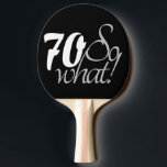 70 dus wat Funny Quote Script 70th Birthday Tafeltennisbatje<br><div class="desc">70 dus wat Funny Quote Script 70th Birthday Ping Pong Paddle. Geweldig 70ste verjaardagscadeau voor een vrouw of een man die van pingpong houdt. Je kunt de leeftijd veranderen.</div>
