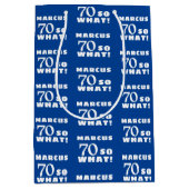 70 dus wat Funny Quote Typografie 70th Birthday Medium Cadeauzakje (Voorkant)