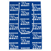 70 dus wat Funny Quote Typografie 70th Birthday Medium Cadeauzakje (Achterkant)