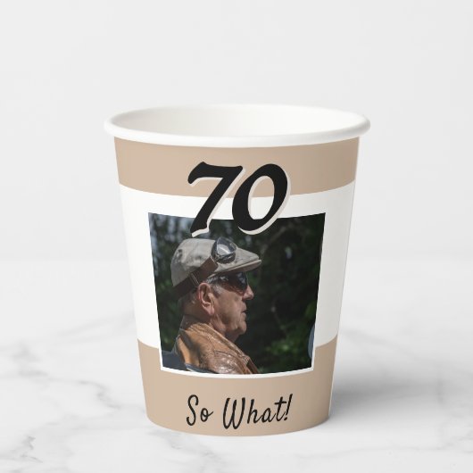 70 Dus wat grappig citaat foto 70e verjaardag Papieren Bekers (Achterkant)