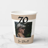 70 Dus wat grappig citaat foto 70e verjaardag Papieren Bekers (Voorkant)