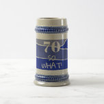 70 dus wat grappig citaat stapes 70th Birthday Bierpul<br><div class="desc">70 dus wat grappig citaat staft de 70ste verjaardag van Beer Stein. Een grappig cadeau voor iemand met een gevoel van humor. Je kunt de leeftijd veranderen. Een interessant patroon met blauwe tinten en witte strepen.</div>