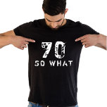 70 Dus wat grappig Gezegde 70th Birthday Black Man T-shirt<br><div class="desc">70 Wat grappig Gezegde 70ste verjaardag zwart Man T-Shirt. Een grappig citaat dat ik 70 ben,  wat in moderne lettertypen en witte kleur. Perfect geschenk voor iemand met een gevoel van humor.</div>