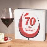 70 Dus wat Red Wine Glass 70th Birthday Houten Kist Print<br><div class="desc">70 Dus wat rood wijnglas 70e verjaardag inspirerend en grappig houten doosje. Dit ontwerp bevat een wijnglas met rode wijn en een inspirerend en grappig citaat 70, dus wat - geweldig voor hem of haar met een gevoel van humor. Geweldig cadeau voor de zeventigste verjaardag. U kunt het leeftijdsnummer wijzigen...</div>