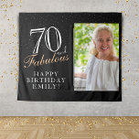 70 en Fabulous Black 70th Birthday-fotoachtergrond Wandkleed<br><div class="desc">70 en Fabulous Black 70th Birthday Photo Backdrop Tapestry. 70 en fabelachtige tekst in trendy manuscript met een naam op een zwarte achtergrond. Pas het aan met je foto, jouw naam en leeftijd, en maak je eigen verjaardagsbanner. Het is een geweldige banner en achtergrond voor het verjaardagsfeest van een vrouw....</div>