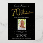 70 en Fabulous Black 70th Birthday Gold Folie Uitnodiging<br><div class="desc">Elegant 70 en Fabulous Black 70th Birthday Gold Foil Invitation. Goudfolie op zwarte achtergrond. Voeg je foto- en partijgegevens toe.</div>