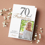 70 en Fabulous Elegant 70th Birthday Foto Kaart<br><div class="desc">70 en Fabulous Elegant 70e verjaardag fotokaart. Het ontwerp heeft een moderne typografie 70 en Fabulous. Steek je foto in de sjabloon en voeg jouw naam toe en maak je eigen speciale wenskaart.</div>