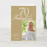 70 en Fabulous Elegant 70th Birthday Foto Kaart<br><div class="desc">70 en Fabulous Elegant 70e verjaardag fotokaart. Het ontwerp heeft een moderne typografie 70 en Fabulous op beige. Steek je foto in de sjabloon en voeg jouw naam toe en maak je eigen speciale wenskaart.</div>