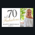70 en Fabulous Elegant 70th Birthday Foto Poster<br><div class="desc">70 en Fabulous Elegant 70th Birthday Party Photo Poster. Geweldig teken voor de 70ste verjaardagspartij met een aangepaste foto, inspirerend en grappige quote 70 en geweldige tekst in trendy script met een naam. Pas het bord aan met je foto, jouw naam en leeftijd en maak je eigen leuke verjaardagsfeestje poster....</div>