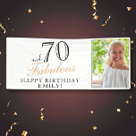 70 en Fabulous Elegant 70th Birthday Foto Spandoek<br><div class="desc">70 en Fabulous Elegante 70e Verjaardag Foto Banner. Geweldig teken voor het 70e verjaardagsfeest met een aangepaste foto,  inspirerend en grappige quote 70 en fantastisch. Personaliseer het bord met je foto,  jouw naam en de leeftijd,  en maak je eigen verjaardagsfeestbanner. Het is geweldig voor het verjaardagsfeestje van een vrouw.</div>