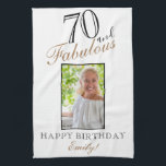 70 en Fabulous Elegant 70th Birthday Foto Theedoek<br><div class="desc">70 en Fabulous Elegant 70th Birthday Foto keukenhanddoek. Elegant script in zwarte en gouden kleuren. Voeg jouw naam en foto toe.</div>