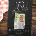 70 en Fabulous Elegant 70th Birthday Photo Kitche Theedoek<br><div class="desc">70 en Fabulous Elegant 70th Birthday Foto keukenhanddoek. Elegant script in witte en gouden kleuren. Voeg jouw naam en foto toe.</div>