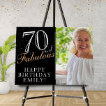 70 en Fabulous Elegant Black 70th Birthday Foto<br><div class="desc">70 en Fabulous Elegant Black 70th Birthday Foto Foam Board. 70 en fabelachtige tekst in trendy manuscript met een naam op een zwarte achtergrond. Pas het aan met je foto, jouw naam en leeftijd, en maak je eigen verjaardagsbord. Het is een geweldig teken en achtergrond voor het verjaardagsfeest van een...</div>