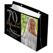 70 en Fabulous Elegant Black 70th Birthday Foto Groot Cadeauzakje (Voorkant Gekanteld)