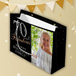 70 en Fabulous Elegant Black 70th Birthday Foto Groot Cadeauzakje<br><div class="desc">70 en Fabulous Elegant Black 70th Birthday Photo Gift Bag. 70 en fabelachtige tekst in trendy manuscript met een naam op een zwarte achtergrond. Pas het aan met uw foto,  naam en leeftijd. Het is een geweldige persoonlijke foto-cadeautas voor de verjaardag van een vrouw.</div>