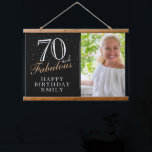 70 en Fabulous Elegant Black 70th Birthday Foto Hangend Wandkleed<br><div class="desc">70 en Fabulous Elegant Black 70th Birthday Photo Hanging Tapestry. 70 en fabelachtige tekst in trendy manuscript met een naam op een zwarte achtergrond. Pas het aan met je foto, jouw naam en leeftijd, en maak je eigen verjaardagsachtergrond. Het is een geweldig teken en achtergrond voor het verjaardagsfeest van een...</div>