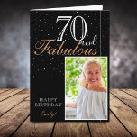 70 en Fabulous Elegant Black 70th Birthday Foto Kaart<br><div class="desc">70 en Fabulous Elegant Black 70th Birthday Photo Card. Het ontwerp heeft een moderne typografie 70 en is verbluffend op zwart. Neem uw foto in de sjabloon op en voeg jouw naam toe en maak uw eigen speciaal verjaardagswenskaart.</div>