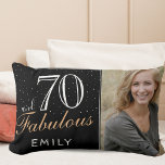 70 en Fabulous Elegant Black 70th Birthday Foto Kussen<br><div class="desc">70 en Fabulous Elegant Black 70th Birthday Foto Lumbar Pillow. De achtergrond is zwart. Pas het bord aan met je foto,  jouw naam en maak je eigen 70ste verjaardag cadeau voor een vrouw.</div>