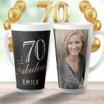 70 en Fabulous Elegant Black 70th Birthday Foto Latte Mok<br><div class="desc">70 en Fabulous Elegant Black 70th Birthday Photo Latte Mok. De achtergrond is zwart. Pas de mok aan met je foto,  jouw naam en maak je eigen 70ste verjaardag cadeau voor een vrouw.</div>